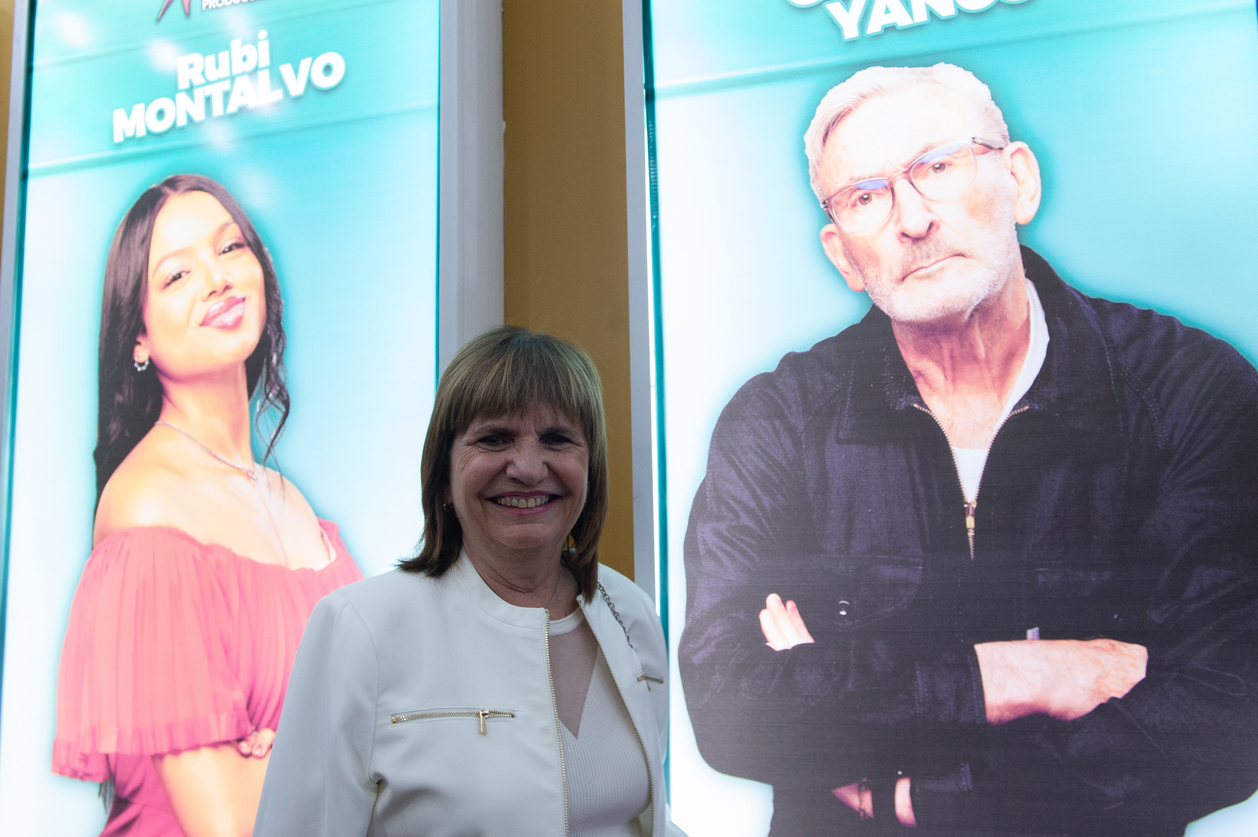 Patricia Bullrich posando junto al cartel en el que aparece su pareja