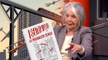 Mujer con cabello gris, chaqueta de cuadros, collar de perlas, gesticulando. Libro "La imaginación técnica" con ilustración de ciudad futurista, edificios, tren, aviones.