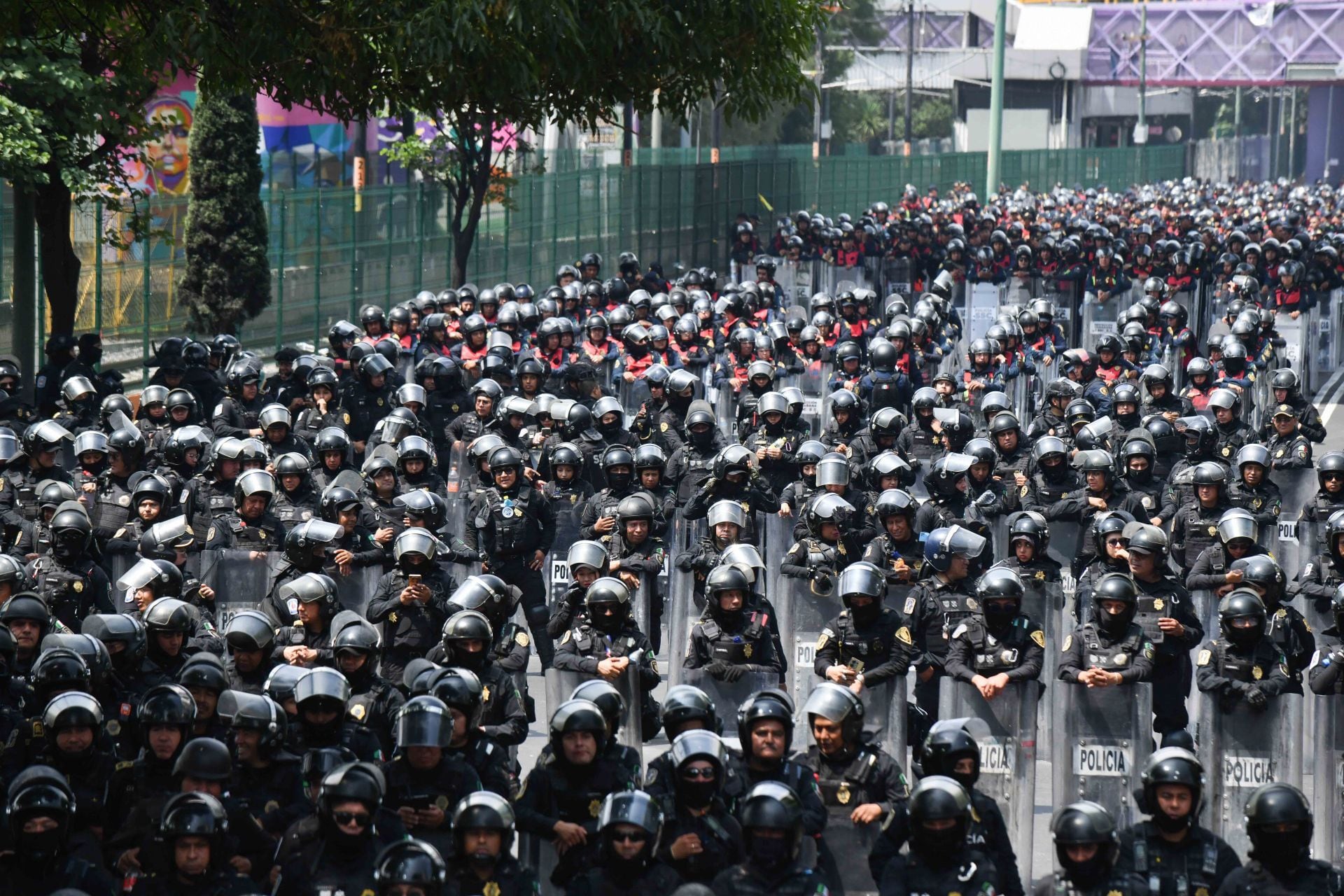 Bloqueo de elementos de la SSC contra manifestantes en inmediaciones del Estadio Ciudad de México FOTO: MARIO JASSO/CUARTOSCURO.COM
