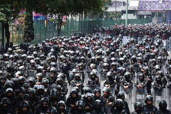 CIUDAD DE MÉXICO, 11JUNIO2026.- Se registra un enfrentamiento entre manifestantes que avanzan con dirección al Estadio Ciudad de México y elementos de seguridad en la zona, donde también se reportan daños en las mallas de contención instaladas en inmediaciones de la ruta del Tren Ligero. FOTO: MARIO JASSO/CUARTOSCURO.COM
