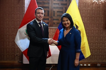 En el marco del proceso de transición de gobierno, se llevó a cabo una importante reunión bilateral con Keiko Fujimori, virtual presidenta electa de la República del Perú. El encuentro tuvo como objetivo principal sentar las bases de la agenda de trabajo conjunta y reforzar las relaciones diplomáticas y económicas entre ambas partes. (Isaac Castillo / Presidencia de la República del Ecuador)