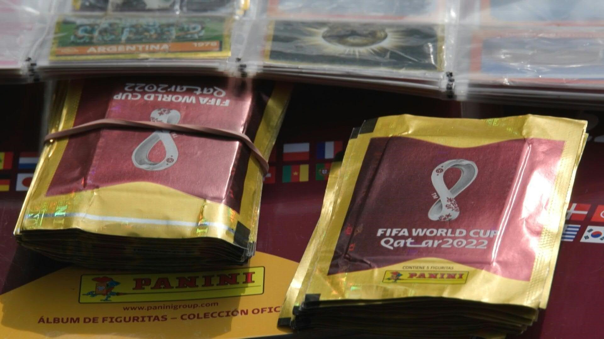 En una América del Sur apasionada por el fútbol, la tradición de completar el álbum del Mundial se vive con intensidad-crédito Florence Goisnard/AFP