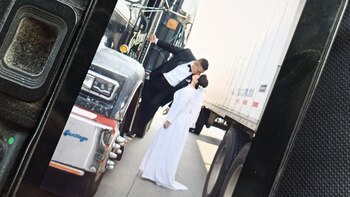 El fotógrafo de la pareja capturó su amor en medio del tráfico. (Instagram/@jahazielmphoto)