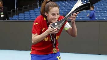 La internacional española Peque cuelga