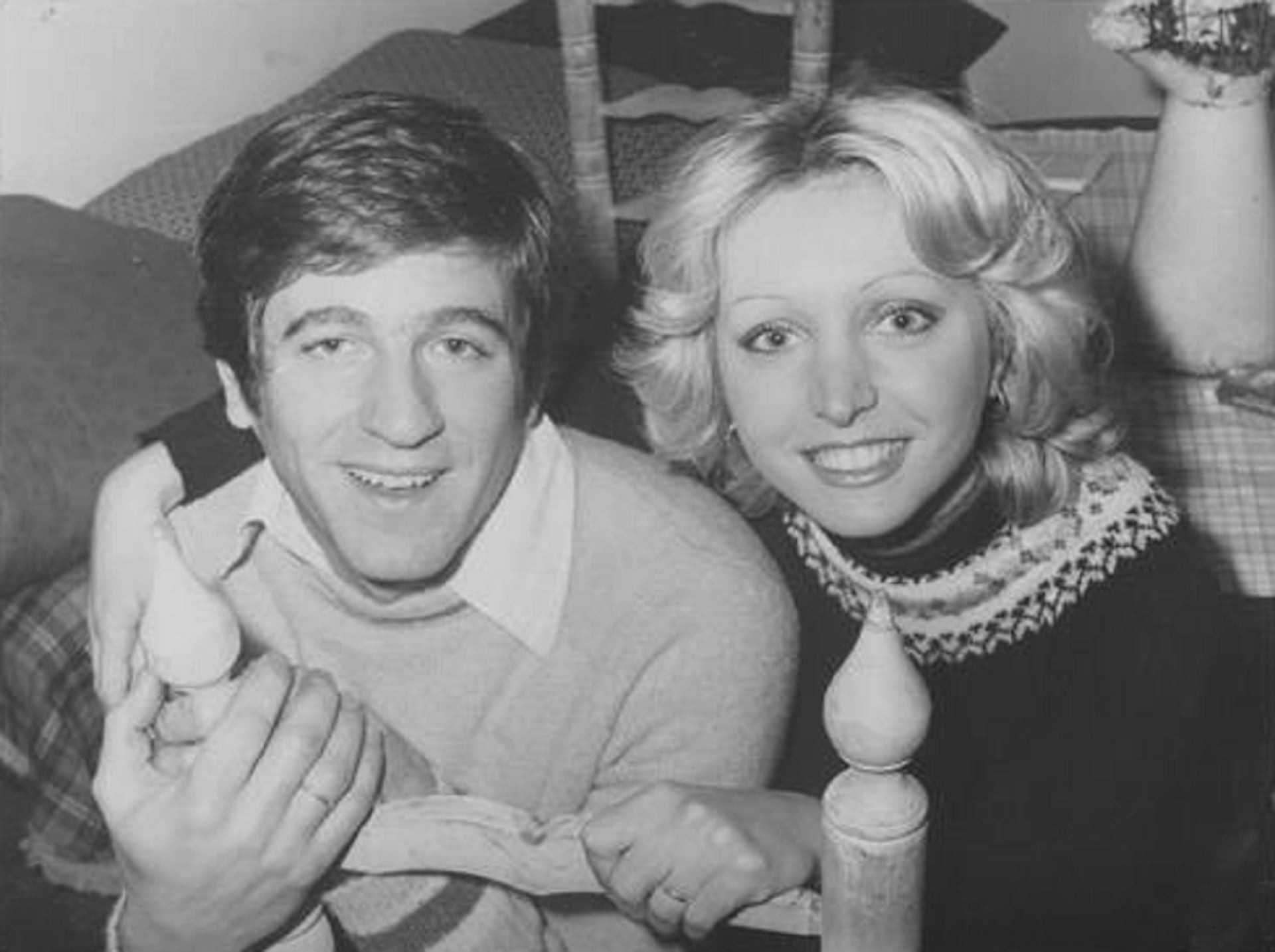 Pablo Alarcón, esposo de Mónica Jouvet, la esperaba con una cena mientras ella retornaba del teatro sin imaginar la tragedia que se avecinaba. Se habían casado cuando ella tenía 20 años y él, 28