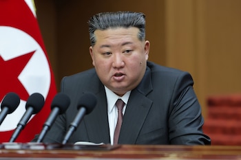 Kim Jong-un, ofrece un discurso durante una sesión de la Asamblea Suprema del Pueblo en el parlamento en Pyongyang (Associated Press)