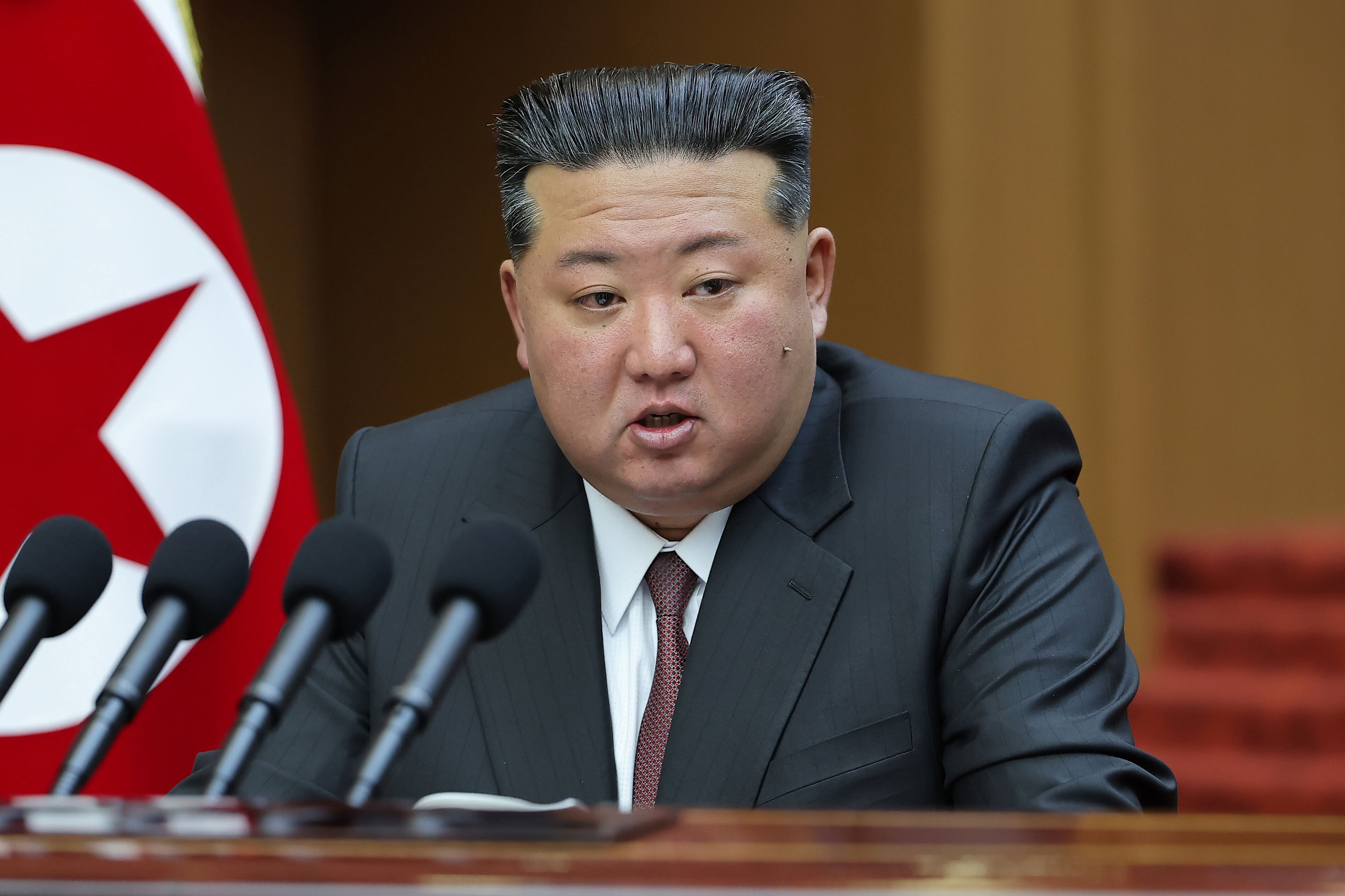 Kim Jong-un, ofrece un discurso durante una sesión de la Asamblea Suprema del Pueblo en el parlamento en Pyongyang (Associated Press)