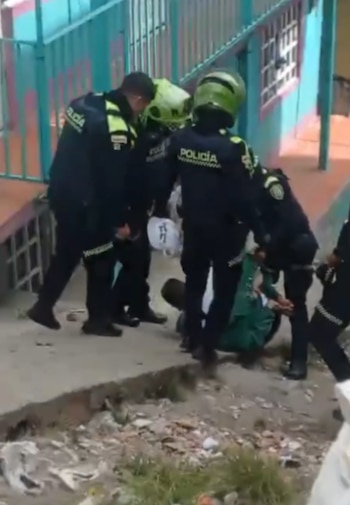 La familia de Balanta Paz denunció que recibió golpes y varias descargas eléctricas cuando estaba reducido y esposado - crédito X