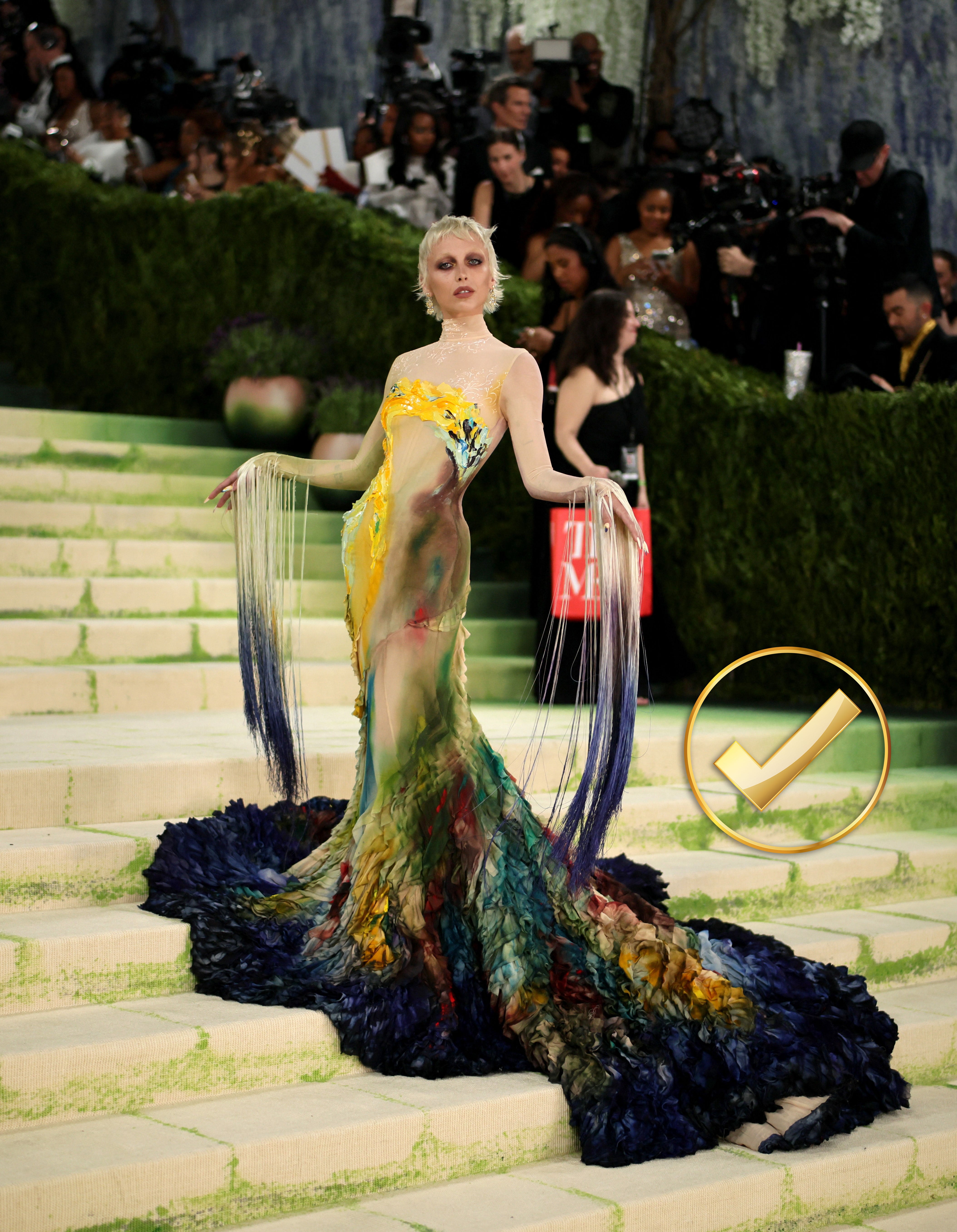 La influencer estadounidense se transformó en escultura viviente con un diseño de Mugler que fusionó su figura con el arte textil