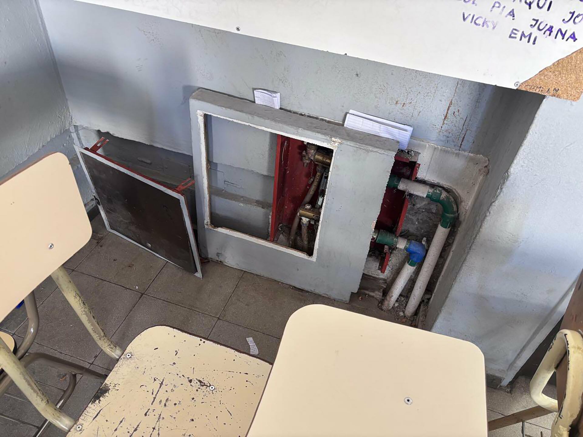 El daño a las instalaciones durante la protesta estudiantil (@MATIPASCUALETTI)