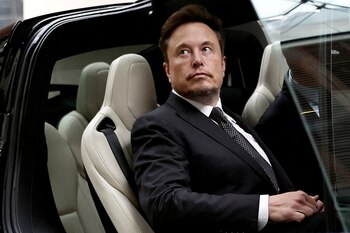 Elon Musk a bordo de un Cybertruck de Tesla. (Reuters/Tingshu Wang)