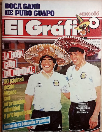 Portada de El Gráfico (1986) con Diego Maradona y Daniel Passarella. Ambos sonríen, visten uniformes de Argentina y grandes sombreros mexicanos