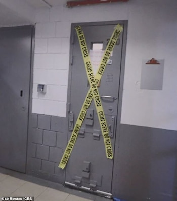 La puerta de la celda