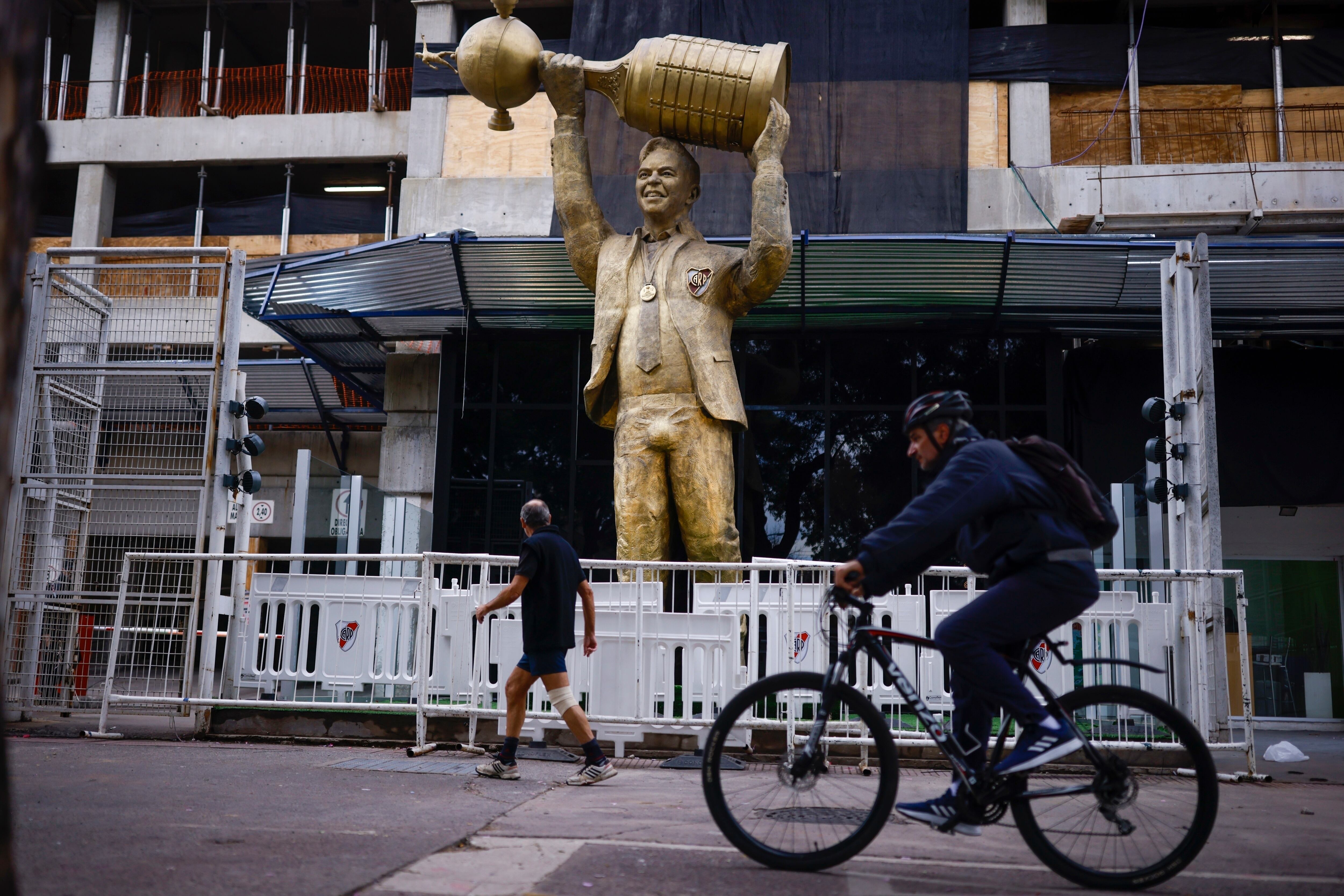 Carlos Trillo fue el ideólogo de la estatua en homenaje a Marcelo Gallardo (Crédito: AP/Iván Fernández)