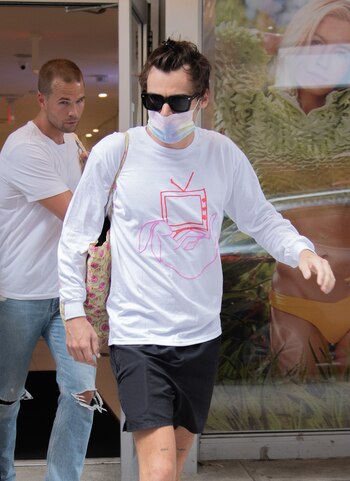 Informal, con una remera de