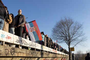 Protesta antigubernamental por el colapso fatal del techo de la estación de tren en Novi Sad (REUTERS/Djordje Kojadinovic)