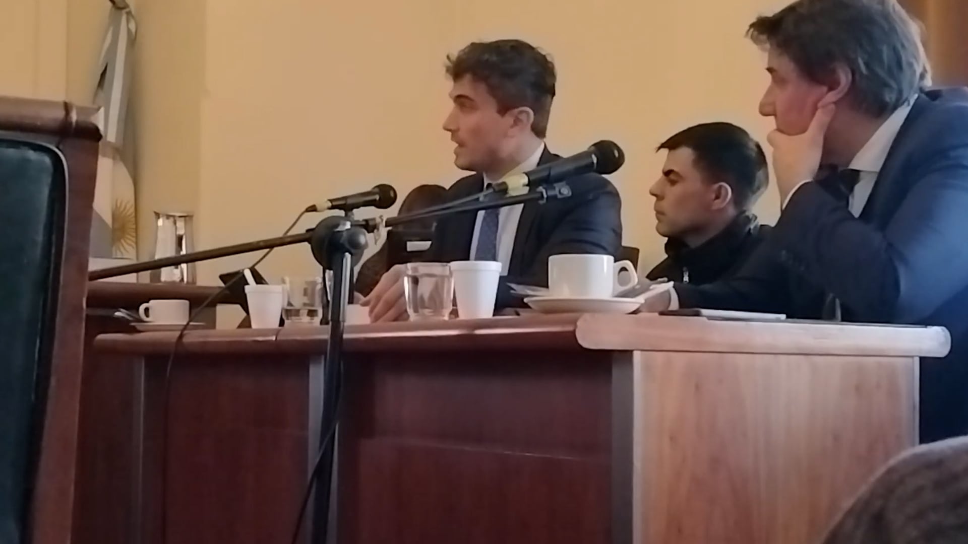 El peón rural absuelto junto con sus abogados.