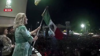 Micrófono abierto exhibe desconocimiento de protocolo de la alcaldesa interina durante el Grito en Cajeme: “Hazle así a la bandera”