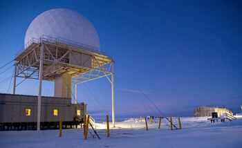 Durante el fenómeno de la noche polar, la vida en Utqiaġvik sigue un ritmo marcado por el sol ausente y el desafío del aislamiento (REUTERS)