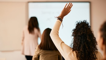 Una alumna levanta la mano