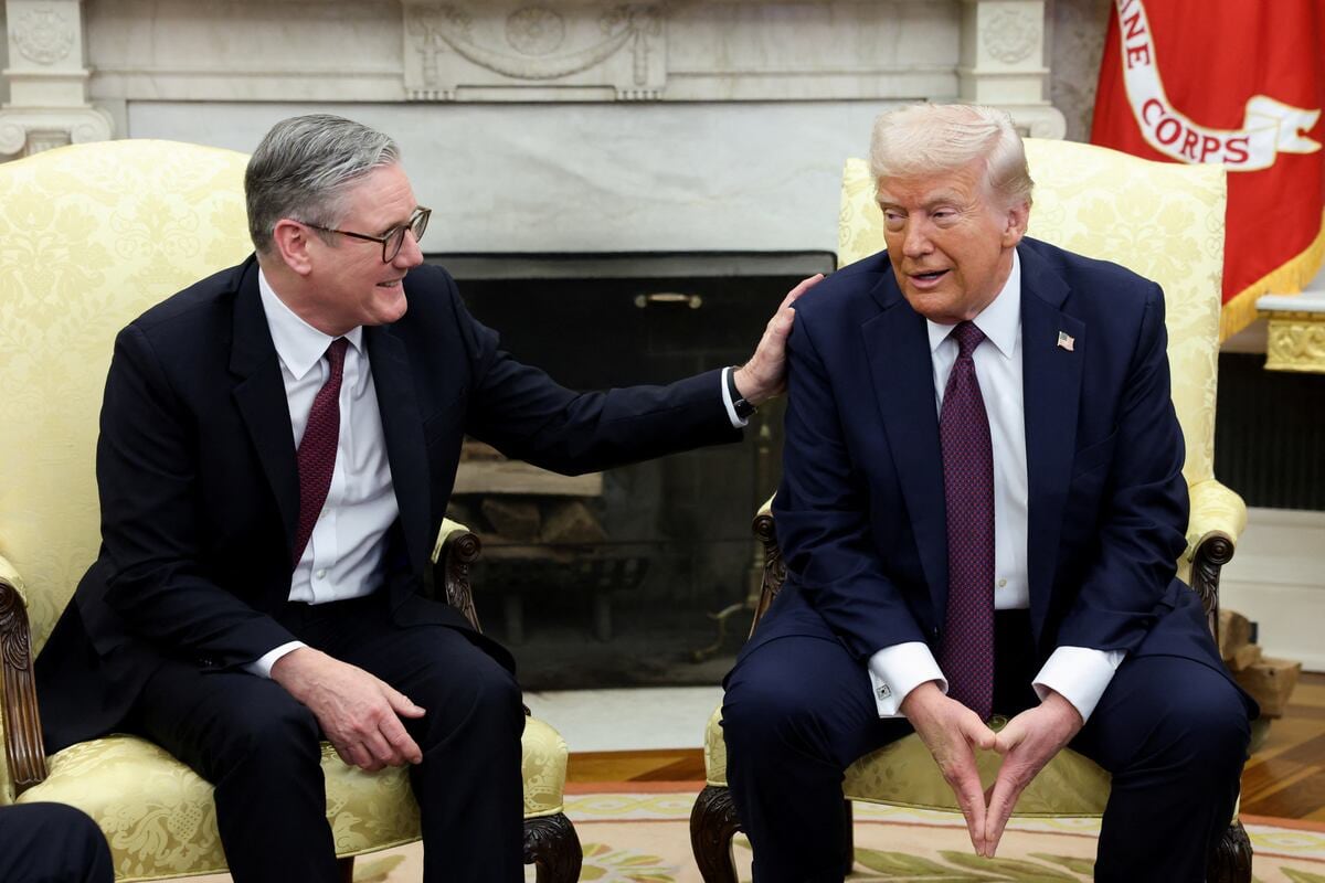 Keir Starmer y Donald Trump, en el Despacho Oval de la Casa Blanca. (Kevin Lamarque / Reuters)