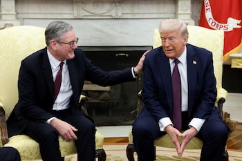 Keir Starmer y Donald Trump, en el Despacho Oval de la Casa Blanca. (Kevin Lamarque / Reuters)