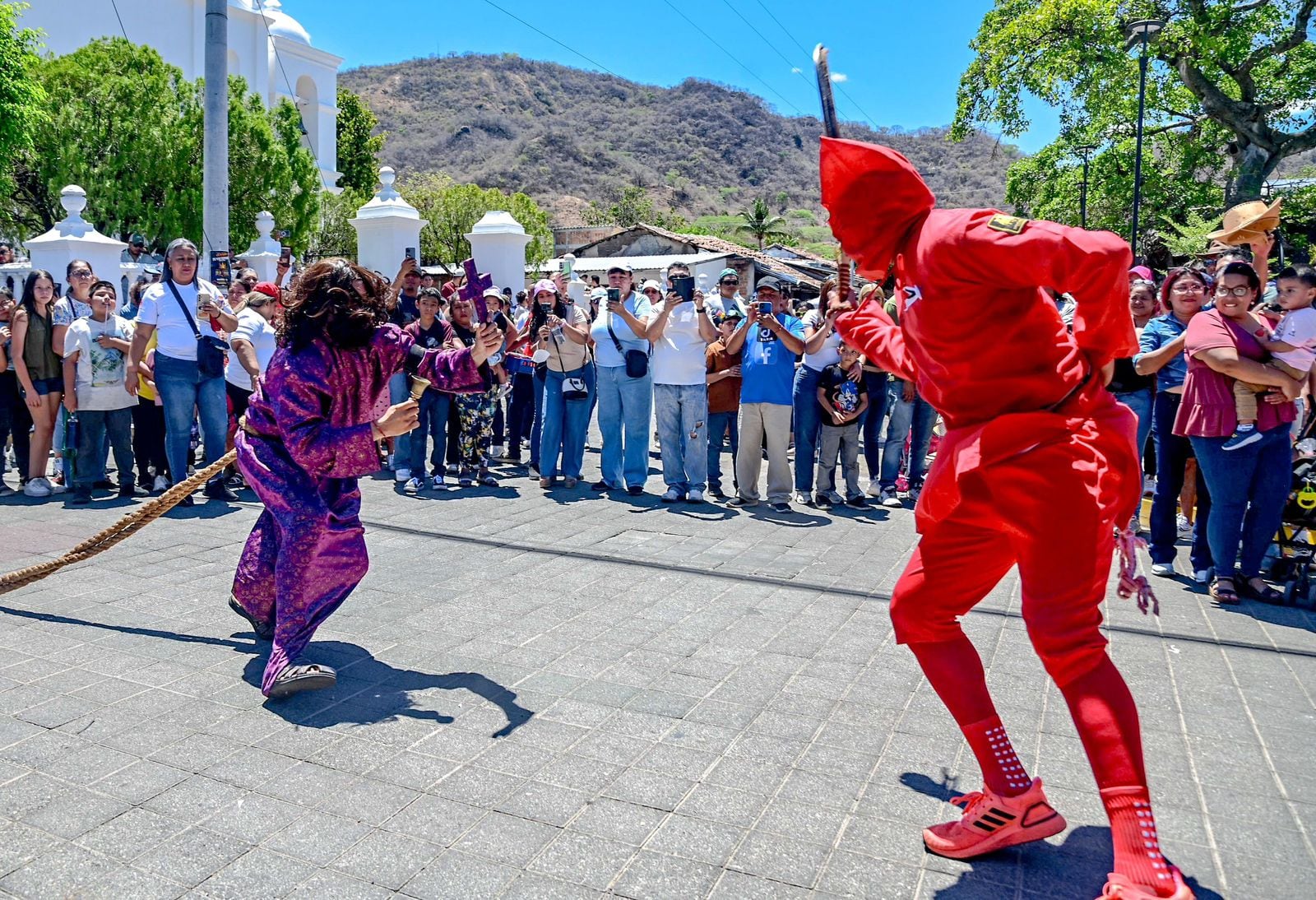 Julio Cerritos destaca como futbolista activo y representante del Diablo en la tradición de los Talsigüines de Texistepeque desde hace más de veinte años. (Cortesía: Secretaría de Prensa de la Presidencia)