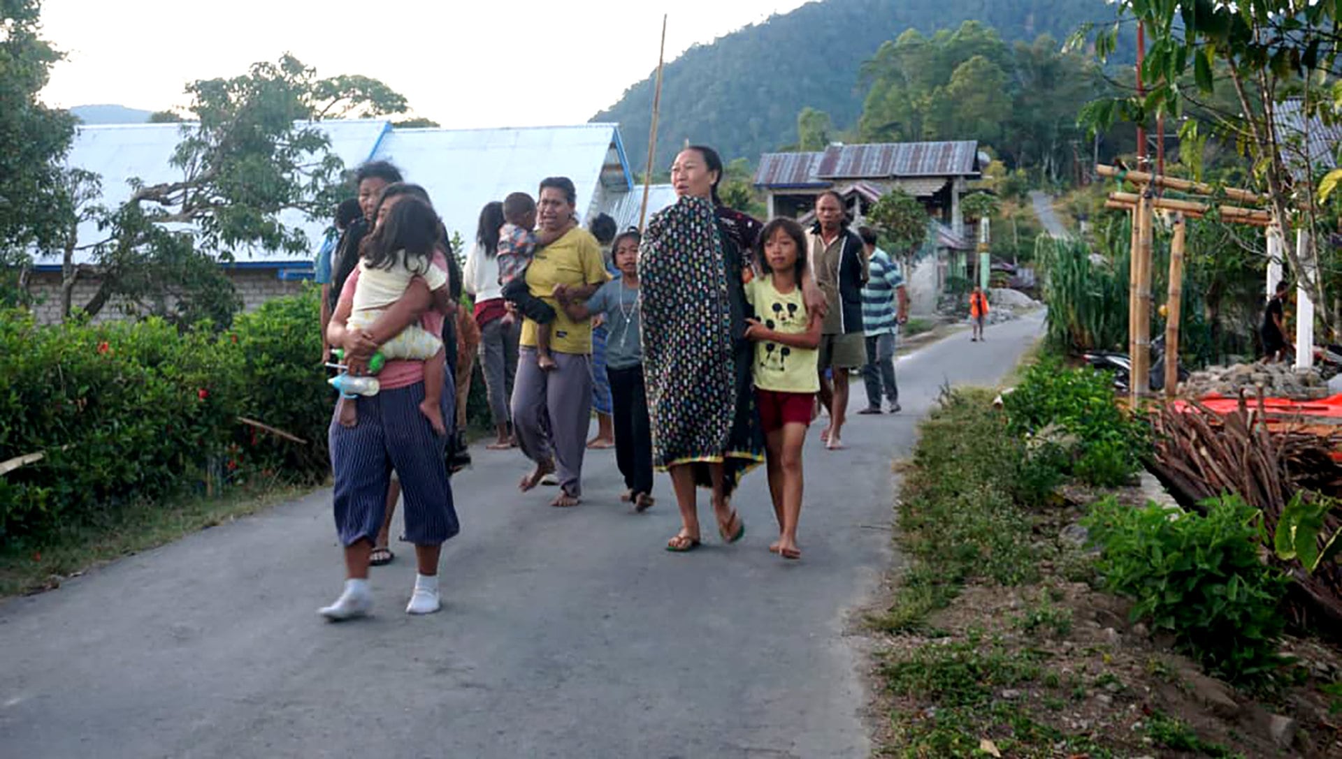 JAKARTA, Aug. 15, 2026 -- Residents leave their accommodations after an earthquake on Flores Island, Indonesia, on Aug. 15, 2026. The death toll from a 7.7-magnitude earthquake and several strong aftershocks that struck off the coast of Flores Island in eastern Indonesia has risen to 47, the country's National Disaster Mitigation Agency (BNPB) said Saturday.,Image: 1123569854, License: Rights-managed, Restrictions: , Model Release: no , Credit line: Arifin / Xinhua News / Europa Press