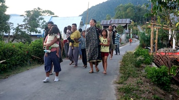 Ascienden a un centenar los muertos por el terremoto de 7,7 en el suroeste de Indonesia