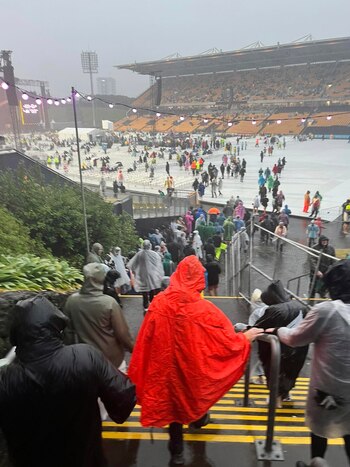 Los fans abandonan el estadio