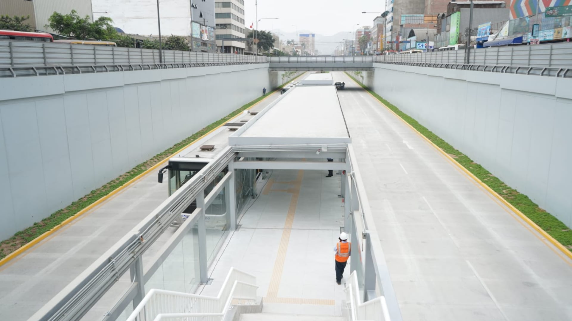 Un autobús del Metropolitano realiza pruebas sin pasajeros en la nueva vía exclusiva de la Vía Expresa Grau en Lima, Perú. (X/@ATU)