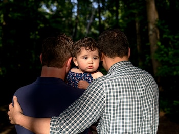 Simone, que nació en el Reino Unido por medio de gestación subrogada, tiene 11 meses y está aprendiendo a caminar. (Johnathon Kelso/The New York Times)
