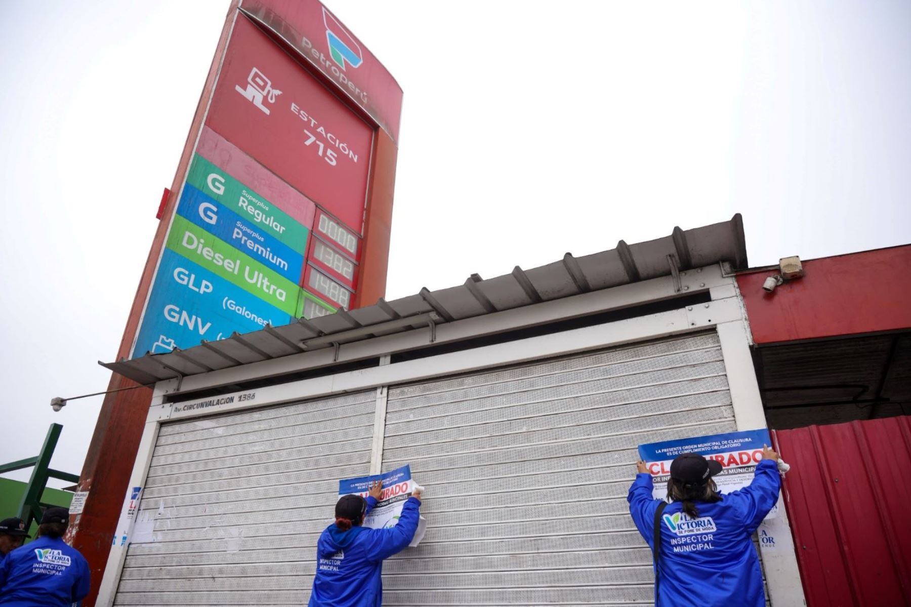 Personal municipal coloca el cartel de clausura en la estación de servicio de Petroperú en la Av. Circunvalación, tras comprobar graves infracciones de seguridad. Foto: Andina