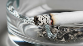 Tabaco y voz: ¿Qué daños provoca fumar en las cuerdas vocales?