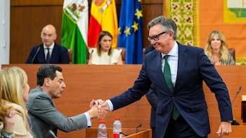 El PP firma con Vox un pacto de gobierno en Andalucía que incluye la prioridad nacional y asegura la investidura de Juanma Moreno