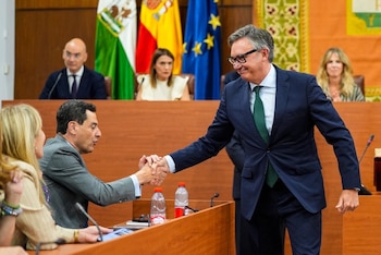 Juanma Moreno y Manuel Gavira se estrechan las manos en el Parlamento andaluz (Joaquín Corchero - Europa Press)