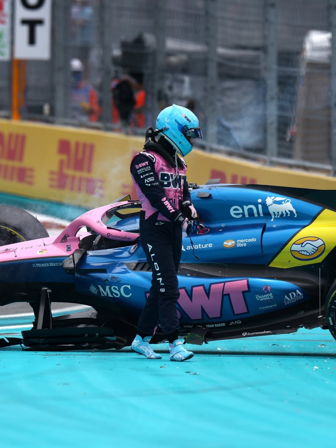 El piloto se vio obligado a abandonar la carrera