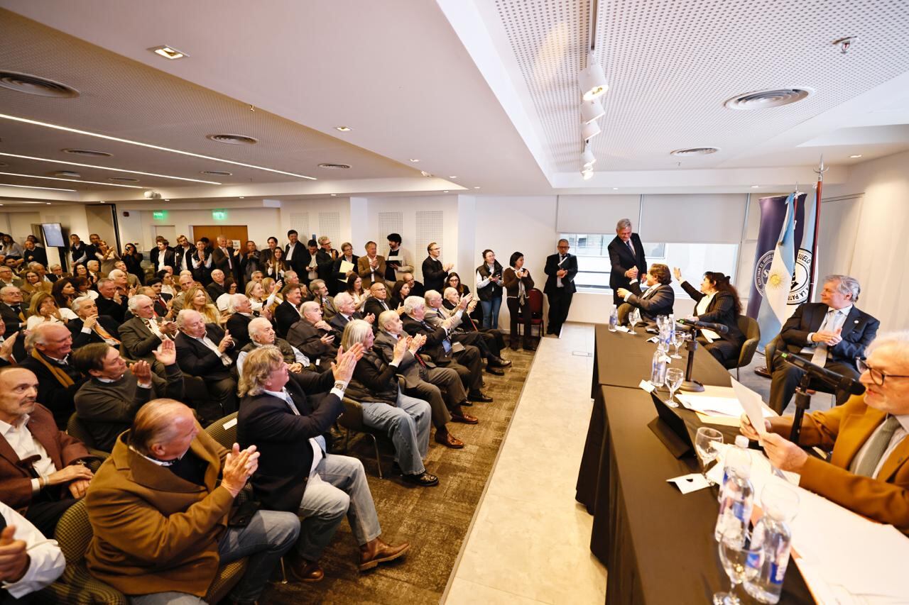 Los miembros de la Sociedad Rural Argentina aplauden durante la asamblea en la que Nicolás Pino fue reelecto como presidente de la entidad.