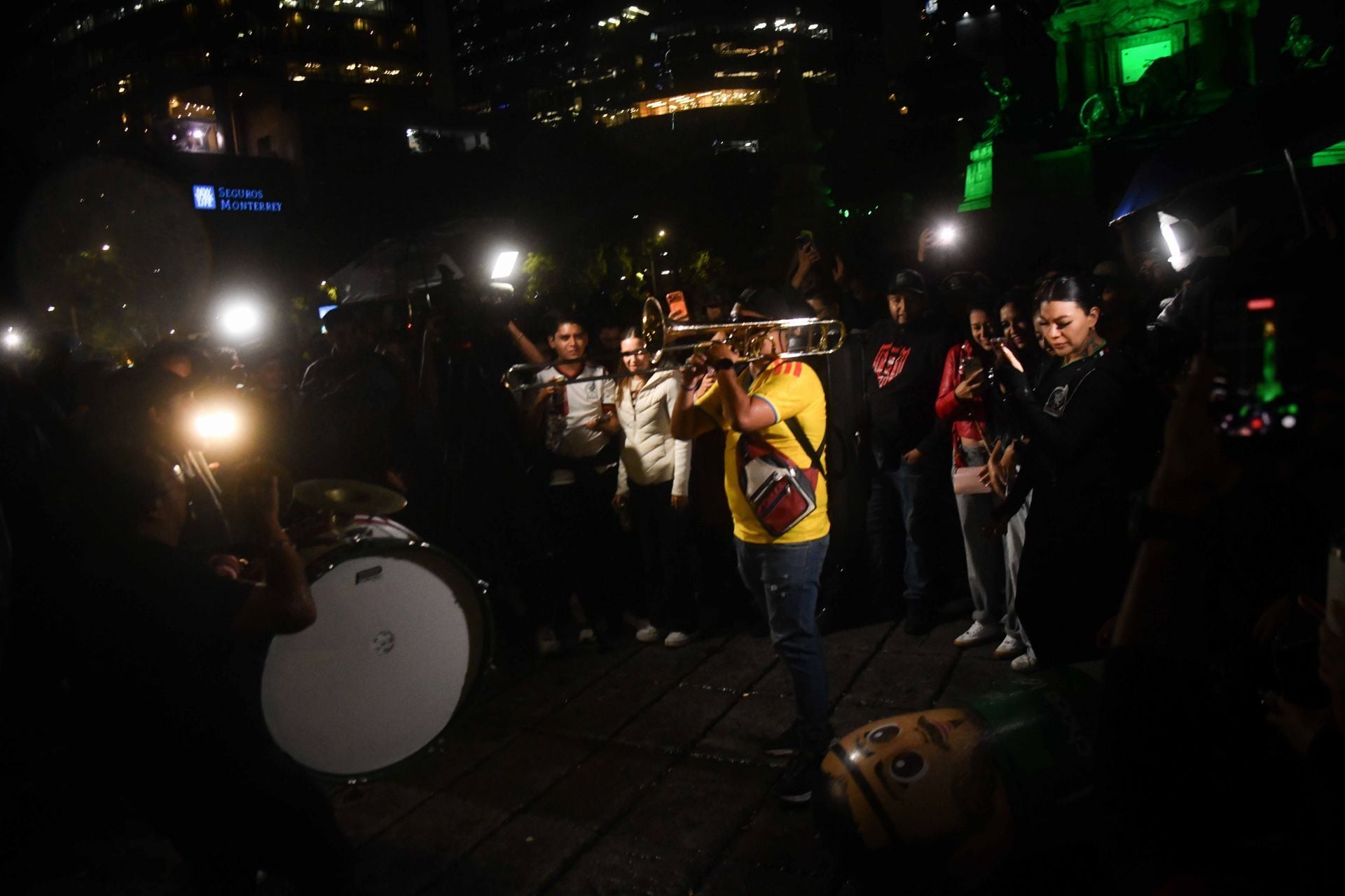 CIUDAD DE MÉXICO, 17JUNIO2026.- Aficionados de la Selección Colombiana celebran en el Ángel de la Independencia el triunfo de 3 a 1 ante la selección de Uzbekistán en la Copa del Mundo 2026.FOTO: MARIO JASSO/CUARTOSCURO.COM