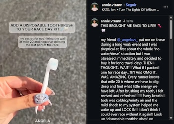 Una mano con manicura clara y diseño de estrella sujeta un cepillo de dientes desechable blanco y azul, con cerdas azules, sobre fondo gris liso