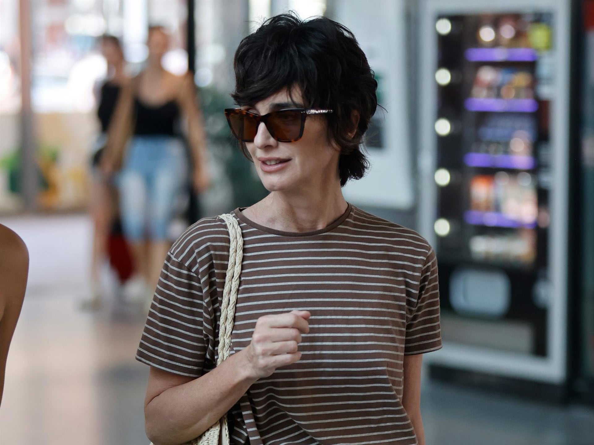 11/08/2026 Paz Vega explica el motivo de su cambio de imagen y se sincera sobre su primer verano tras la separación.
Paz Vega atraviesa una etapa de importantes cambios tanto en el plano personal como en el profesional. Después de anunciar el pasado año el fin de su matrimonio con Orson Salazar tras más de dos décadas de relación y tres hijos en común, la actriz sevillana ha optado por afrontar este nuevo capítulo de su vida centrada en sus proyectos laborales y en recuperar la tranquilidad. A ello se suma el proceso para resolver su situación con Hacienda, una cuestión que ha marcado parte de su actualidad en los últimos meses.
EUROPA ESPAÑA SOCIEDAD