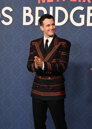 Luke Thompson monta um corte clássico