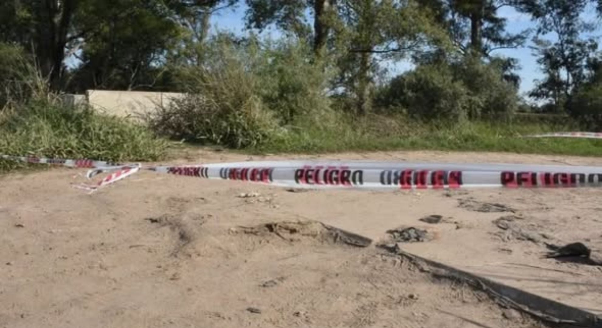 Encontraron a una mujer muerta y semidesnuda en un terreno baldío de Santa Fe: hay tres detenidos
