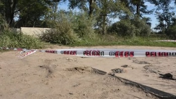 Encontraron a una mujer muerta y semidesnuda en un terreno baldío de Santa Fe: hay tres detenidos