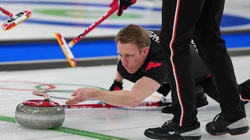 Un jugador de curling del