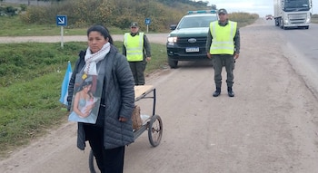 Mariana Aranda, madre y abuela de las víctimas, durante su caminata rumbo a Salta