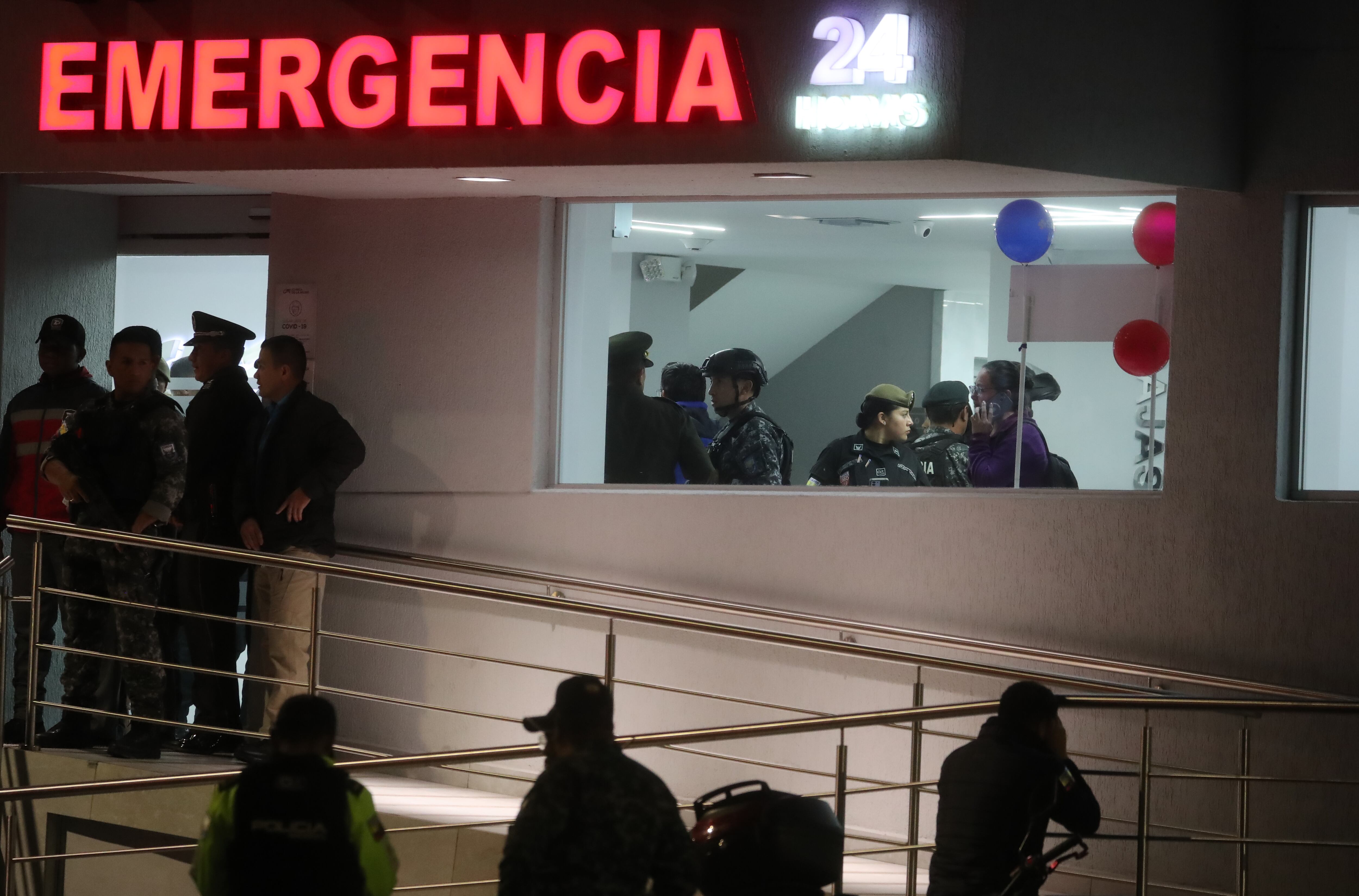 Familiares y amigos fueron registrados al acudir este miércoles, 9 de agosto, al hospital donde fue llevado el candidato a la Presidencia de Ecuador Fernando Villavicencio, tras un ataque que le costó la vida, en Quito (Ecuador). EFE/José Jácome