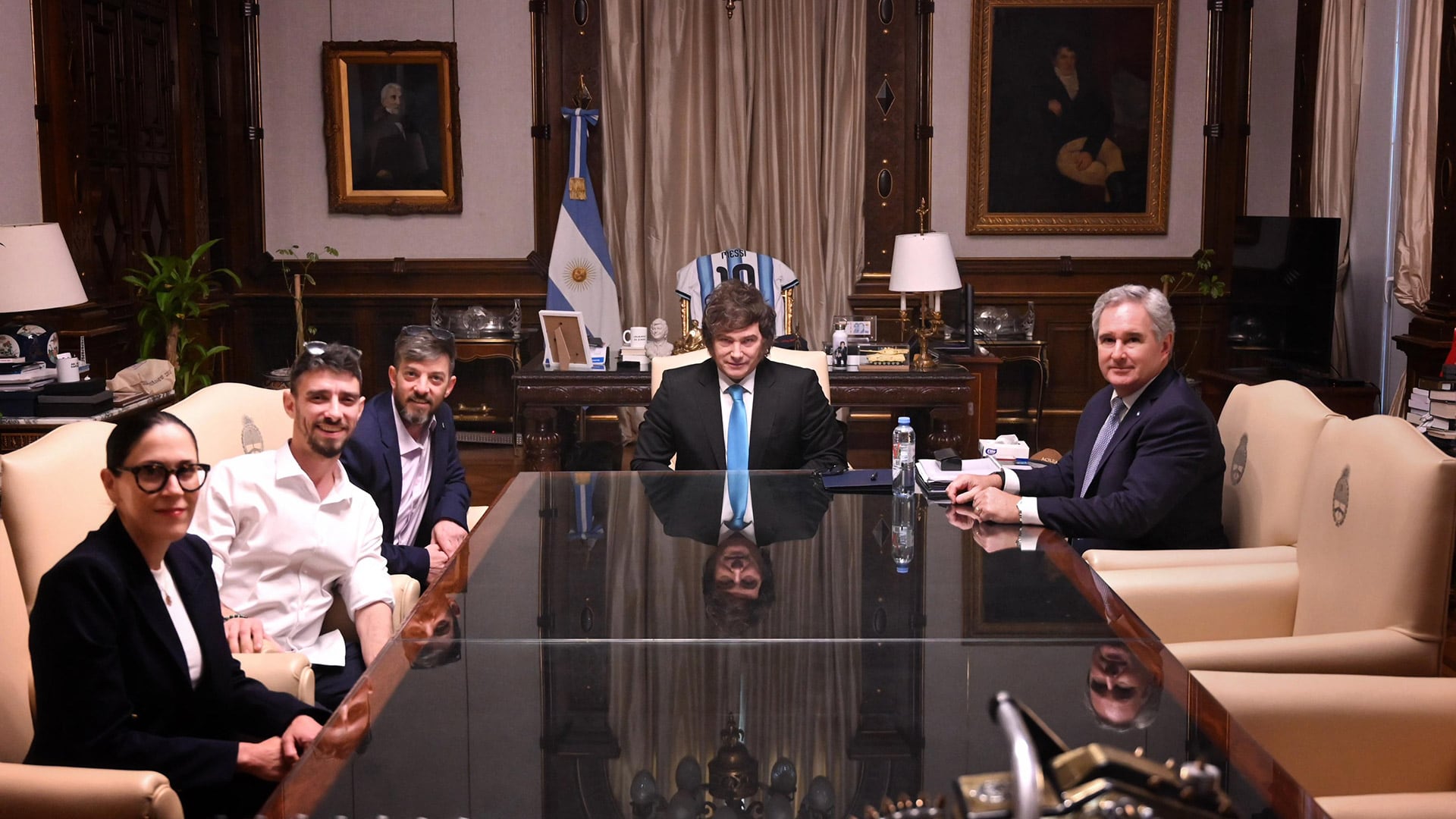 Javier Milei recibió en Casa Rosada a los argentinos David y Ariel Cunio. En el encuentro también participaron el canciller Pablo Quirno y Leah Soibel, fundadora y directora ejecutiva de la ONG Fuente Latina