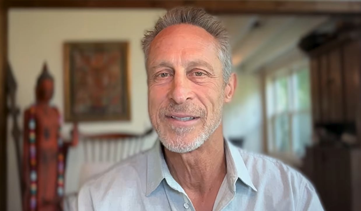 Mark Hyman propuso criterios prácticos para comprar y manipular alimentos sin caer en alarmas generales sobre la comida (YouTube/@drmarkhyman)