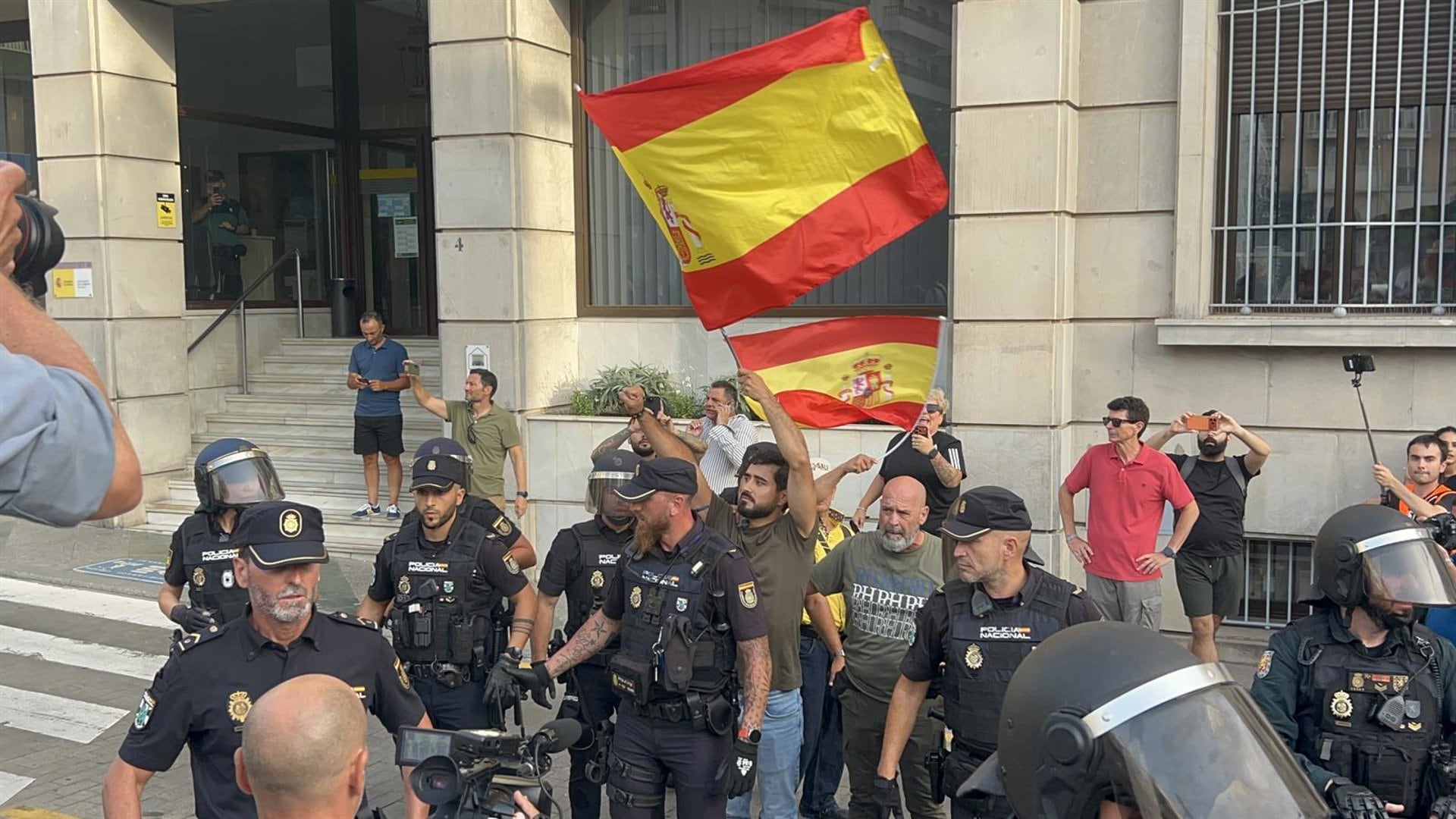 Alvise tiene que ser evacuado tras las contramanifestaciones de ciudadanos de origen marroquí en Ceuta